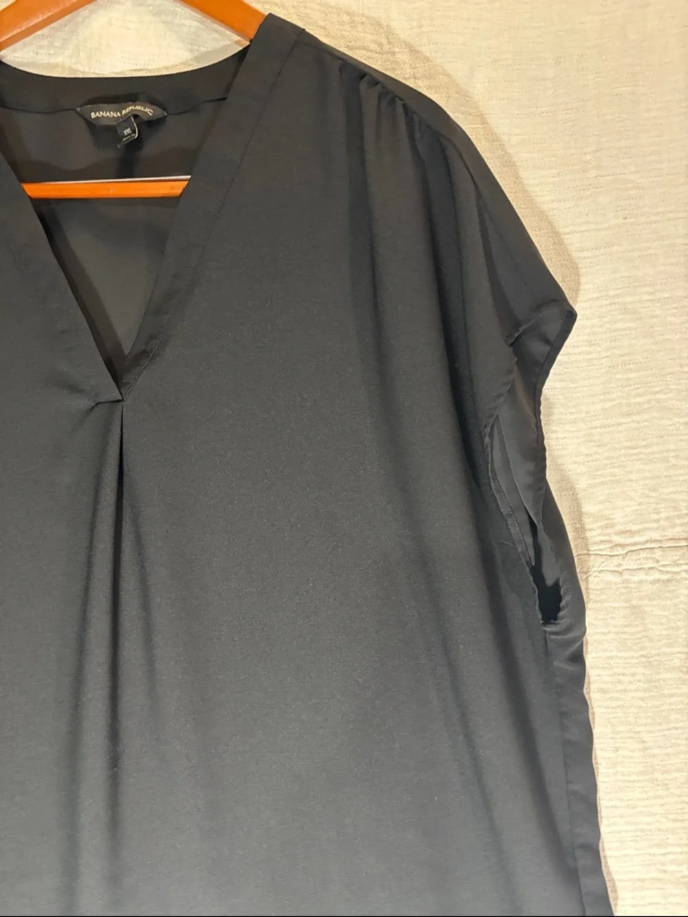 Banana Republic Black V-Neck Flowy Cap Sleeve Blouse
